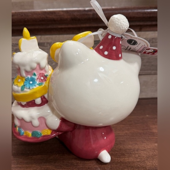 Super Cute Ceramic Hello Kitty 50th Anniversary Holding Cake figurine - NEW - Picture 9 of 10